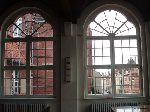 Erneuerte Fenster in der Aula der Bechsteinschule