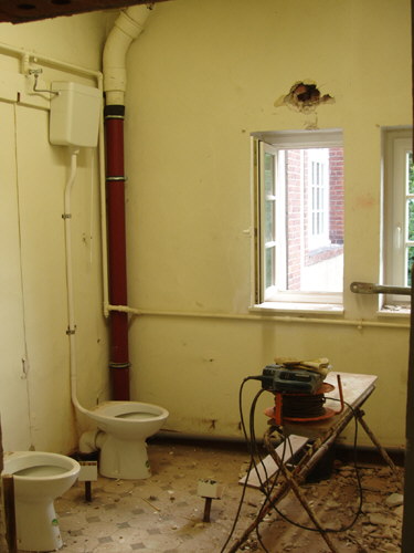 Baubeginn Sanitäranlagen in der Aula der Bechsteinschule